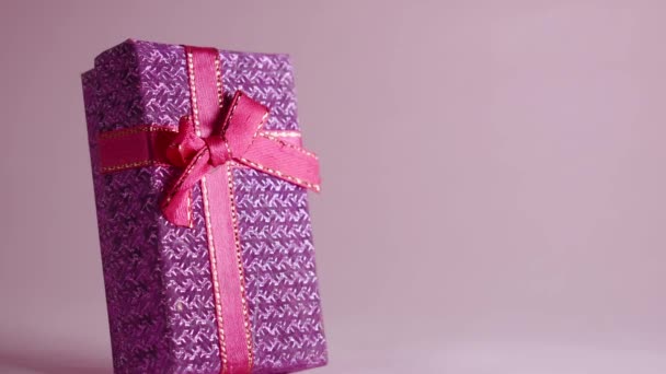 Hand Nemen Van Een Geschenkdoos Roze Achtergrond — Stockvideo