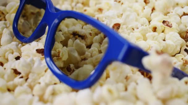 Închideți Mâna Luând Ochelari Dintr Oală Popcorn — Videoclip de stoc