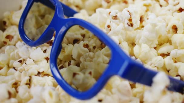 Primo Piano Mano Prendendo Occhiali Una Pentola Popcorn — Video Stock