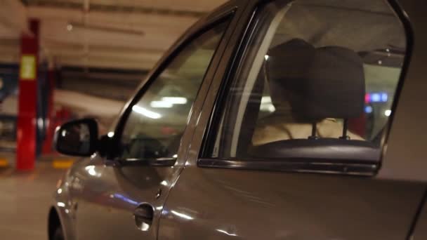 Mann Parkt Sein Auto Und Steigt Auf Parkplatz Aus — Stockvideo