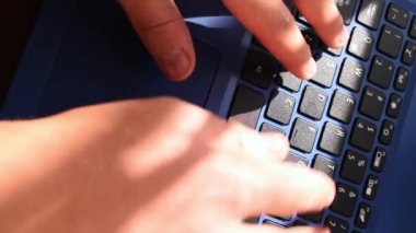 Mavi modern dizüstü bilgisayarda çalışan ellerin dikey görüntüsü