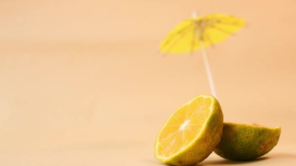 Mão Tomando Limão Redução Gelo Com Guarda Chuva Fundo Amarelo — Vídeo de Stock