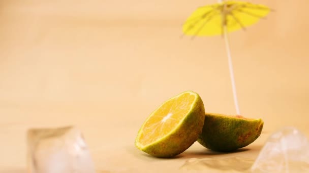 Hand Nimmt Eine Geschnittene Zitrone Und Eis Mit Einem Regenschirm — Stockvideo