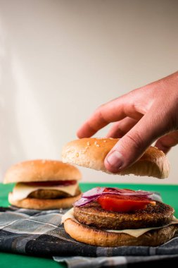 Yeşil masada vejetaryen hamburgerleri birleştiriyorum.