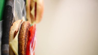 Ekmek ve el yapımı taze hamburgerlerin dikey videosu.
