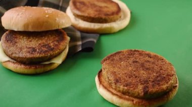 Yeşil masada vejetaryen hamburgerleri birleştiriyorum.