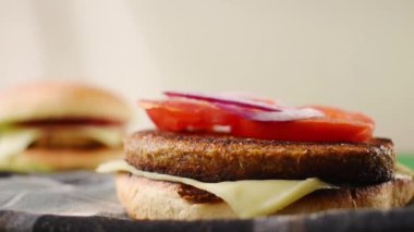 Yeşil masada vejetaryen hamburgerleri birleştiriyorum.