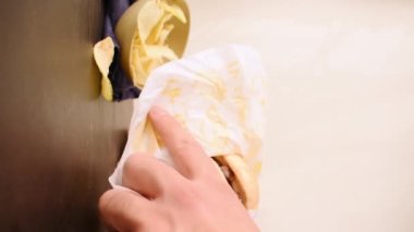 Cips paketinden sığır burger alırken çekilmiş dikey bir video.