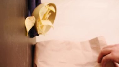 Cips paketinden sığır burger alırken çekilmiş dikey bir video.