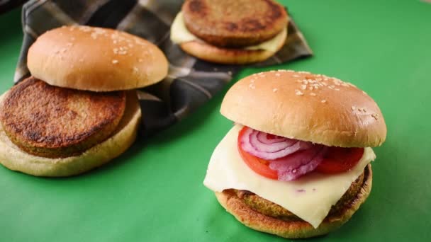 Mão Montando Alguns Hambúrgueres Vegan Uma Mesa Verde — Vídeo de Stock