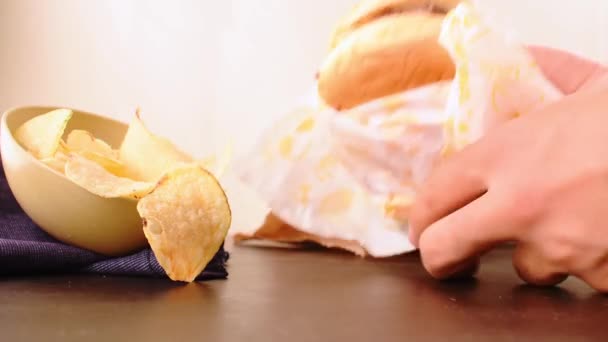 Kézzel Vesz Marhahús Burger Szállítási Papírzacskó Chips — Stock videók