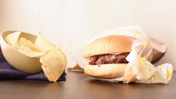 Kézzel Vesz Marhahús Burger Szállítási Papírzacskó Chips — Stock videók