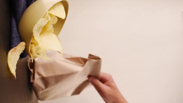 Cips Paketinden Sığır Burger Alırken Çekilmiş Dikey Bir Video — Stok video