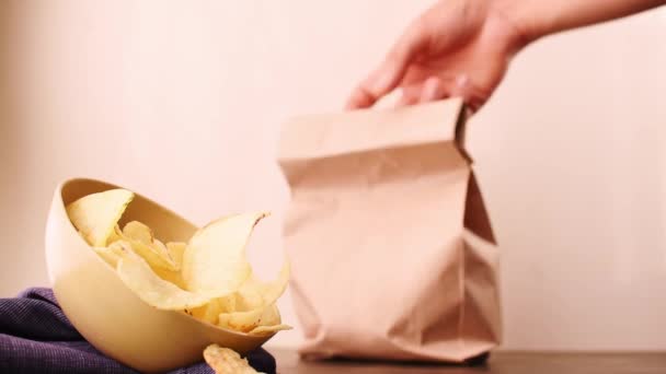 Mâna Luând Burger Vită Din Punga Hârtie Livrare Chips Uri — Videoclip de stoc