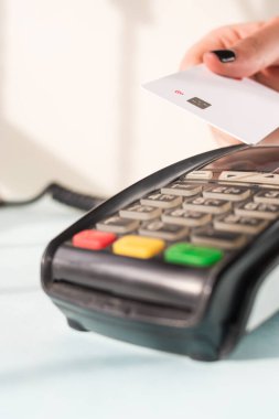 Veri bankasında kredi kartı tutan siyah tırnaklı bir el.