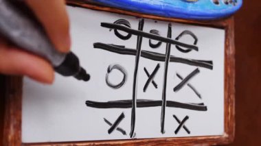 Beyaz panodaki işaretleyicilerle oyun oynayan insanların dikey videosu