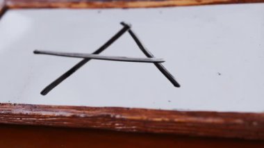 Beyaz panodaki işaretleyicilerle oyun oynanıyor