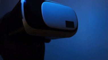 Sanal gerçeklik maskesi takan aydınlatma manikini