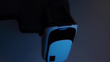 Sanal gerçeklik maskesi takan manikinin dikey videosu