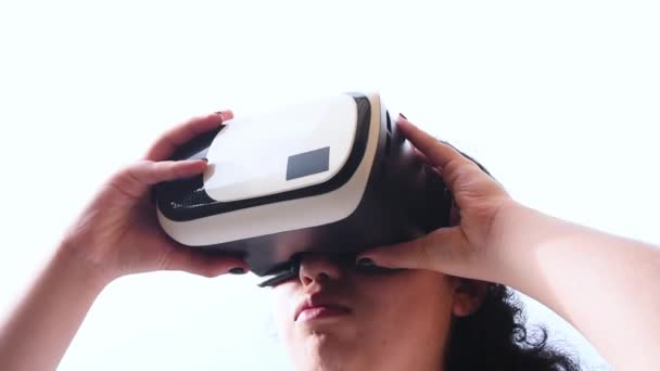 在阴天戴着虚拟现实面具的年轻女子 — 图库视频影像