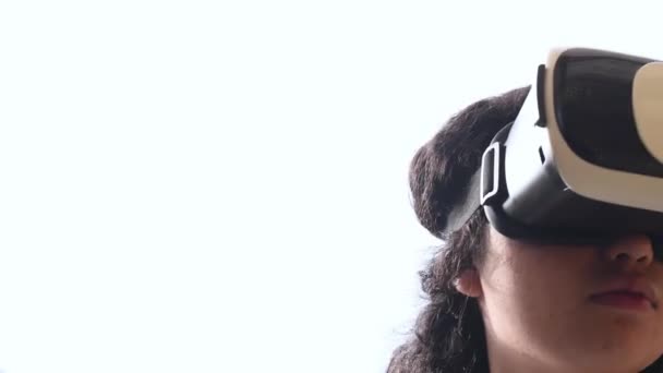 Jonge Vrouw Draagt Virtual Reality Masker Een Bewolkte Dag — Stockvideo