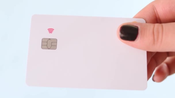用黑色漆钉做的手拿着信用卡 — 图库视频影像