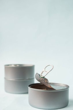 Yemek kutusu mavi arkaplanda açılır