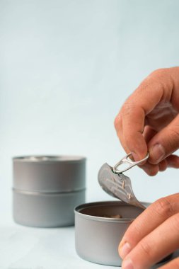 Mavi arka planda bir yemek kutusu açmak