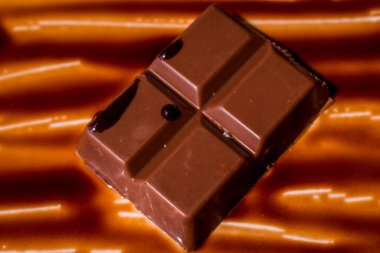 Çikolata, çikolata soslu fıstık.