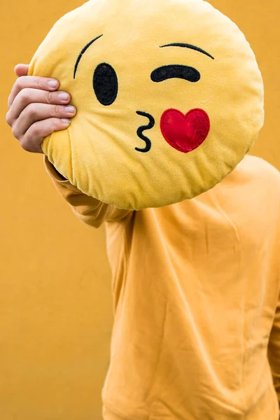 愛の黄色い絵文字のクッションを持つ男 — ストック写真