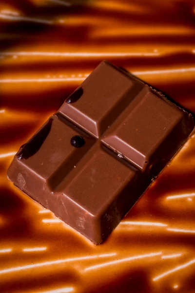 Chokladkaka Med Jordnötter Chokladsås — Stockfoto