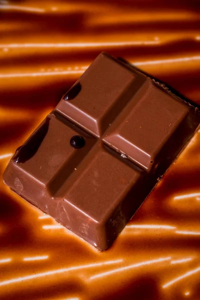 Schokoriegel Mit Erdnüssen Auf Schokoladensauce — Stockfoto