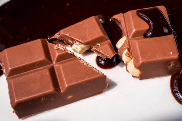초콜릿 소스가 요리용 떨어지는 — 스톡 사진