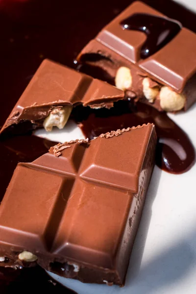 Molho Chocolate Caindo Barra Cholocate Com Amendoim — Fotografia de Stock