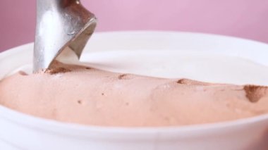 Dondurma servisi ve dondurma kaşığı.