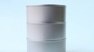 Mavi arka planda yemek kutularını alan el.