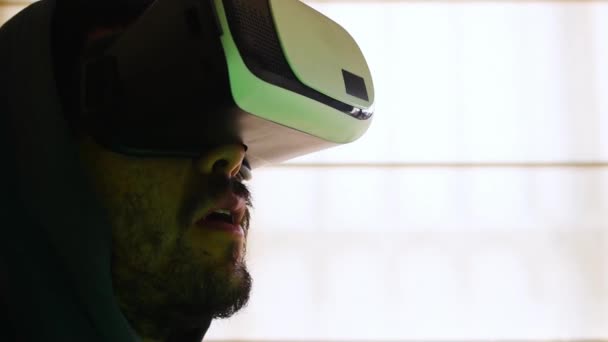 Hombre Con Auriculares Realidad Virtual Apagado Casa — Vídeos de Stock