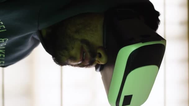 Video Vertical Del Hombre Tomando Auriculares Realidad Virtual Apagado Casa — Vídeos de Stock