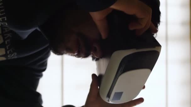 Vídeo Vertical Del Hombre Con Auriculares Realidad Virtual Casa — Vídeo de stock