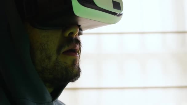 Hombre Tomando Auriculares Realidad Virtual Apagado Casa — Vídeos de Stock