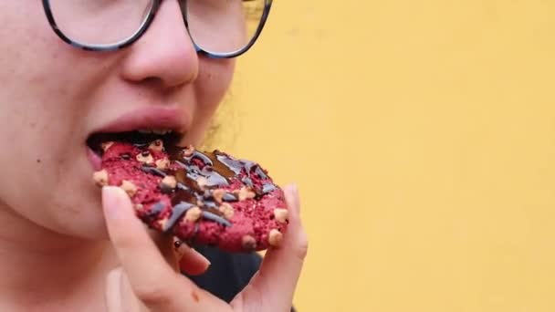 Mädchen Beißt Rote Schokoladenkekse Mit Schokoladensauce — Stockvideo