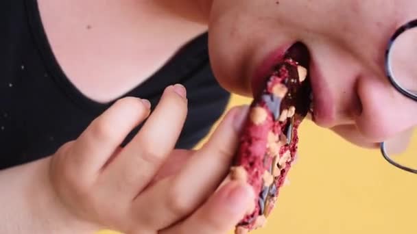 Verticale Video Van Meisje Bijten Een Rode Chocolade Koekjes Met — Stockvideo
