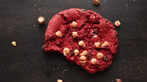 红巧克力饼干的时间流逝 薯条被咬在黑桌上 — 图库视频影像