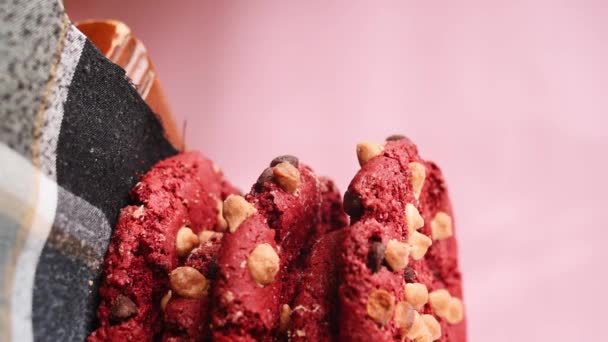 Függőleges Videó Kézimunkáról Csokis Süti Fából Készült Asztalon — Stock videók