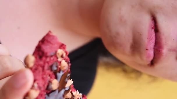 Κάθετη Βίντεο Κορίτσι Δαγκώνει Ένα Κόκκινο Μπισκότο Σοκολάτας Σάλτσα Σοκολάτας — Αρχείο Βίντεο