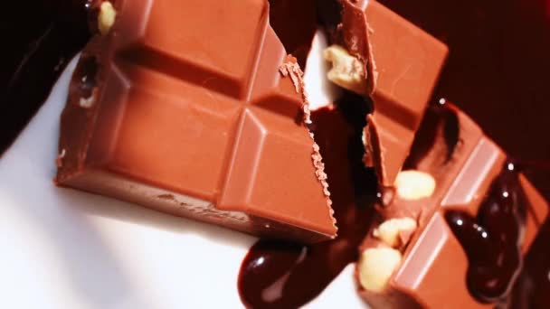 Függőleges Videó Csokoládé Szósz Esik Kolokát Bar Mogyoróval — Stock videók