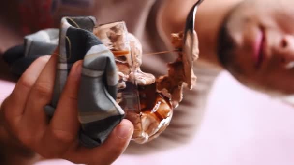 Vidéo Verticale Homme Souriant Mangeant Crème Glacée Une Tasse — Video