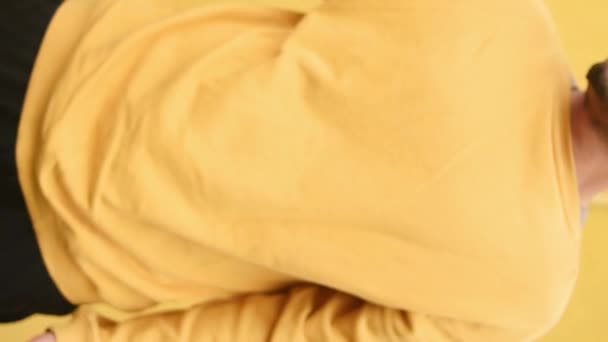Вертикальне Відео Чоловіка Тримає Жовту Подушку Емодзі — стокове відео