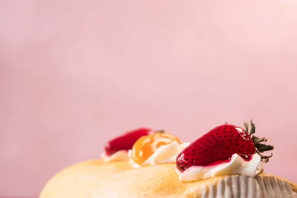 분홍색 배경에 과일을 곁들인 케이크 — 스톡 사진
