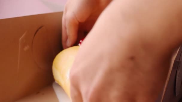 Γλυκό Κολομβιανό Παραδοσιακό Κέικ Φρούτα Κουτί Και Άνθρωπος Λήψη Ροζ — Αρχείο Βίντεο
